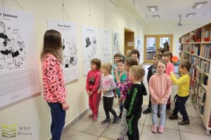 Dzieci na wystawie o Muminkach