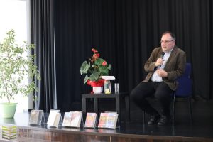 Wojciech Dutka opowiada o swoich książkach, sala główna biblioteki
