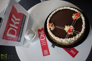 Tort rocznicowy DKK - z różyczkami i polewą czekoladową