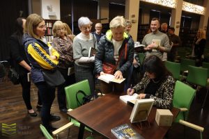 Spotkanie z Cecylią Kukuczką - podpisywanie książek