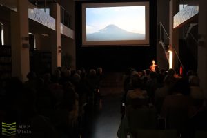 Zdjęcie z tyłu sali, Agnieszka Dziadek opowiada, na ekranie Góra Fuji