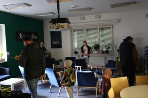 Czytelnicy wchodzą do salki kameralnej