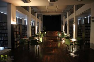 Duża sala biblioteki, zasłonięte okna