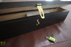 Szyfr rozwiązany, kłódka leży obok otwartej skrzyni