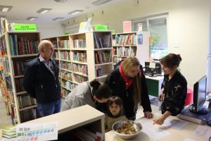 Bibliotekarka tłumaczy zadanie