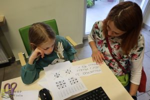 Uczestnicy głowią się nad szyfrem