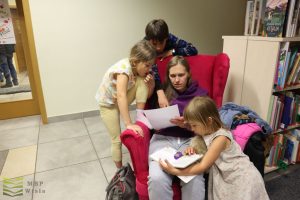 Uczestnicy głowią się nad szyfrem