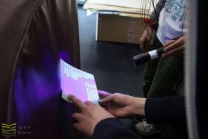 Tajny napis ujawniony latarką z ultrafioletem