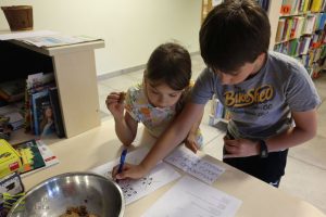 Uczestnicy głowią się nad szyfrem