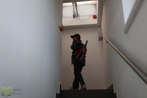 Uczestniczka wchodzi do "Gołębnika"