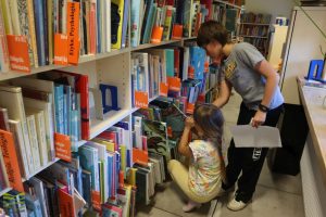 Poszukiwania książki w dziale dziecięcym