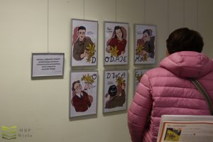 Czytelniczka ogląda wystawę
