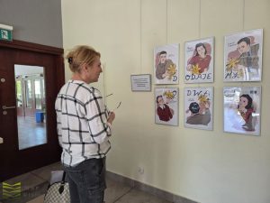 Czytelniczka ogląda wystawę