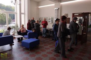 Spotkanie na w hallu po pokazie.