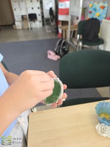 ręce tworzą miseczkę z gliny - kolorowanie