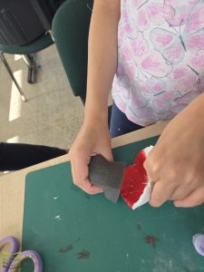 ręce tworzą miseczkę z gliny - kolorowanie