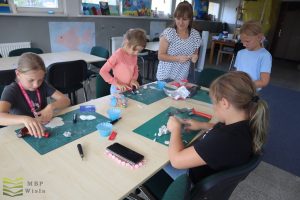 Młodzież pracuje przy stole warsztatowym