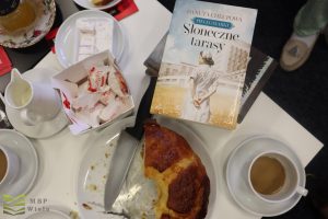 Ciasto, kawa i książka "Słoneczne tarasy"