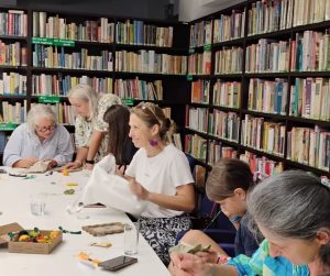 zdjęcie grupowe, szyjące osoby