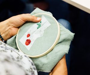 tamborek z wyhaftowaną koniczyną