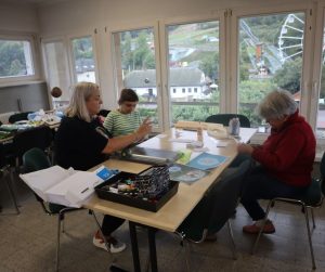 3 osoby wycinają kwiaty