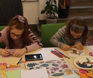 na zdjęciu dwie rysujące dziewczynki