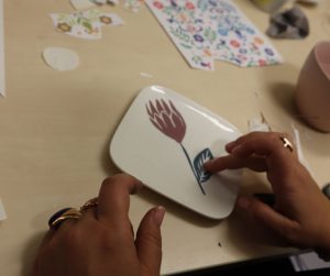 na zdjęciu talerzyk i kobiece dłonie