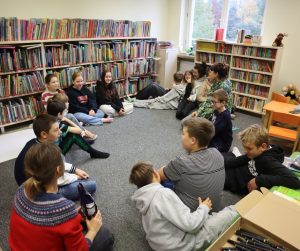 zdjęcie grupowe - dzieci siedzące w okręgu