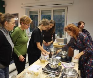 zdjęcie grupowe - kobiety pochylają się nad stołem