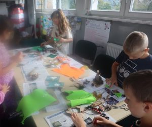 Grupa dzieci stoi przy stole