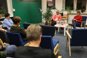 Uczestnicy i autorka w małej salce "Kameralnej"