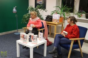 Autorka i dyrektorka biblioteki rozmawiają