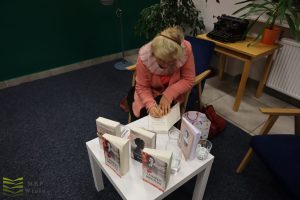 Autorka podpisuje książki