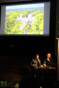 Pomykalscy na sali pod ekranem