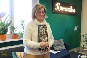 Czytelniczka z prezentem urodzinowym