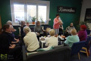 Czytelniczki w salce kameralnej - wręczanie prezentu czytelniczce