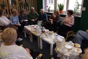Czytelniczki siedzą i rozmawiają w salce kameralnej