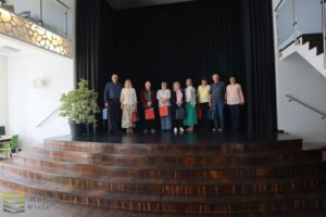 Czytelniczki i czytelnicy na scenie.