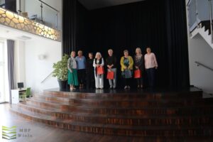 Czytelniczki i czytelnicy na scenie.